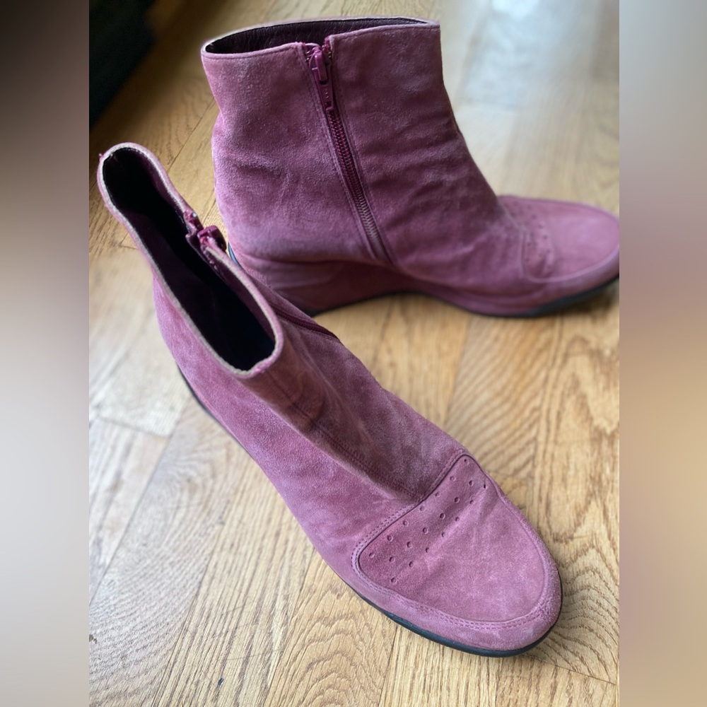 Via Spiga high end designer, suede boots from Italy, size 10m purple. Unique!